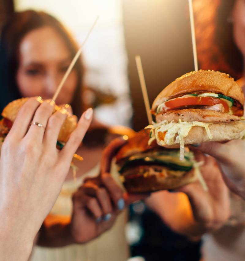 Burger-Abend: das perfekte Rezept für Spaß mit Freunden