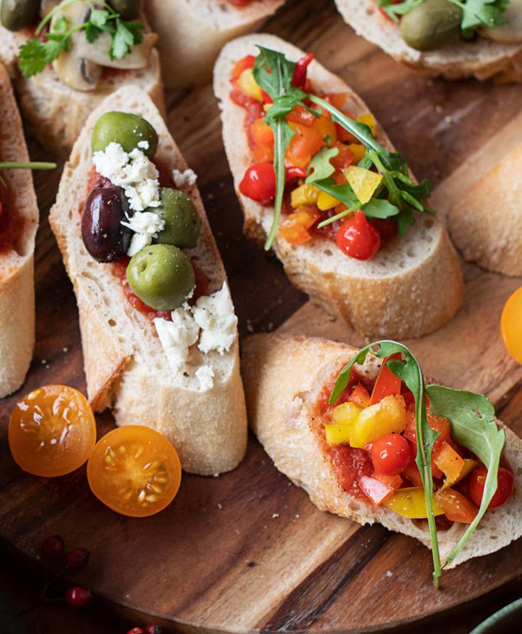 Bruschetta Board mit Paprika-Tomaten-Salsa & Feta-Dip