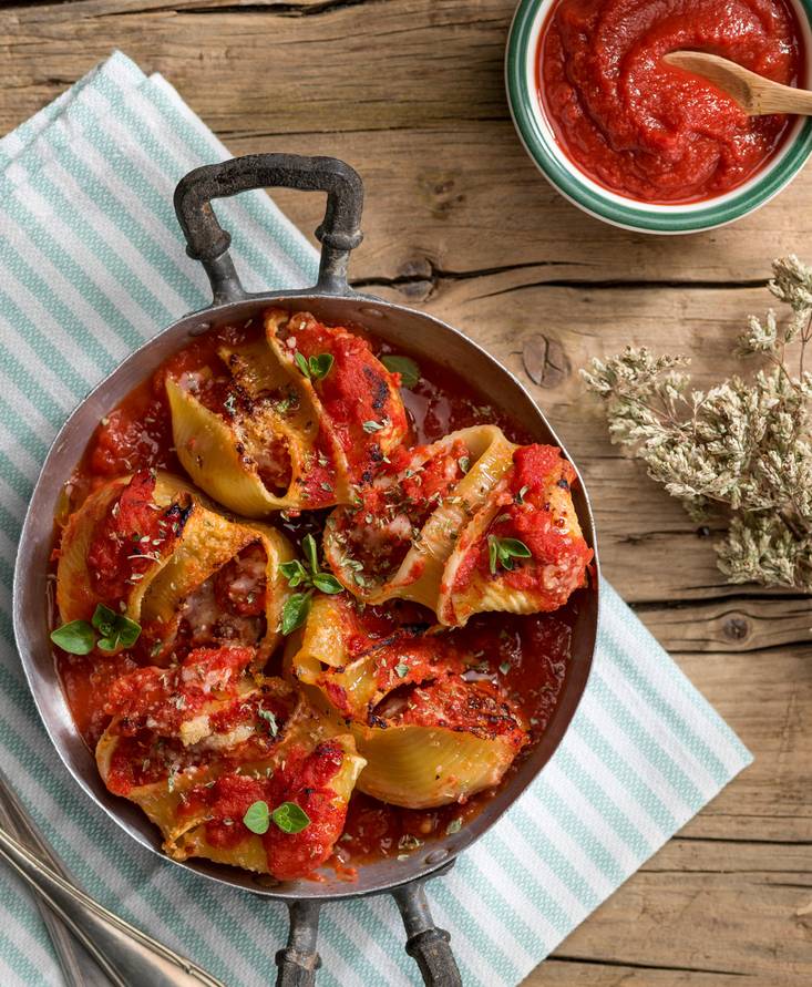 ÜBERBACKENE CONCHIGLIONI MIT TOMATEN UND PARMESAN GEFÜLLT