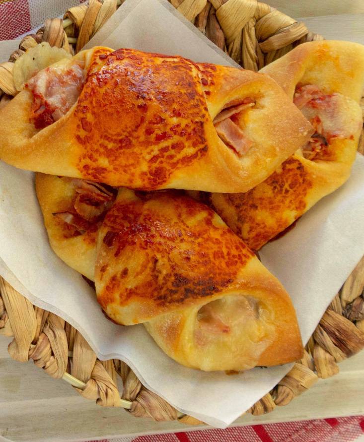 Weiche Stangenbrötchen mit Kochschinken, Provola und passierten Tomaten von Pomìto