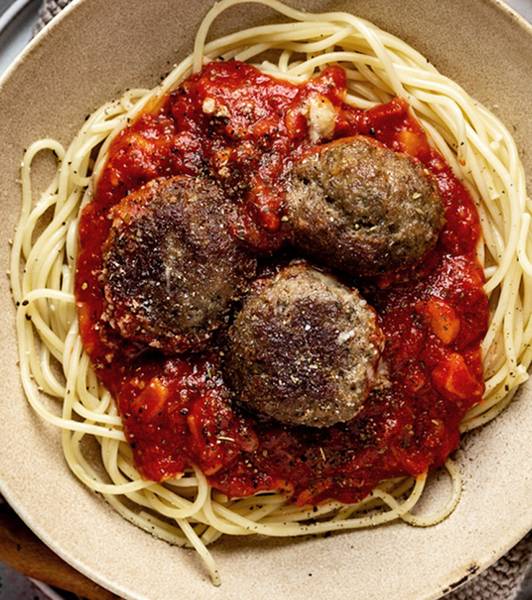 Gefüllte Hackfleischbällchen mit Mozzarella und Tomatensauce