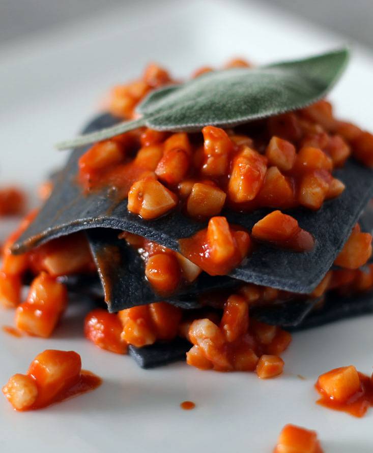 Schwarze Lasagne mit Tintenfischragout