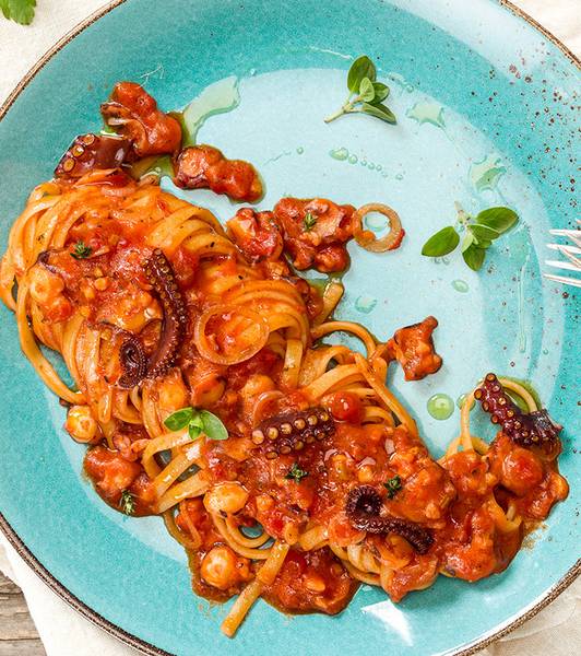 Linguine mit tintenfisch-ragout