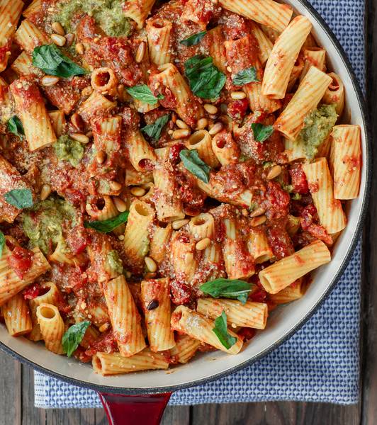 Einfache Rigatoni mit Tomaten-Pesto-Sauce