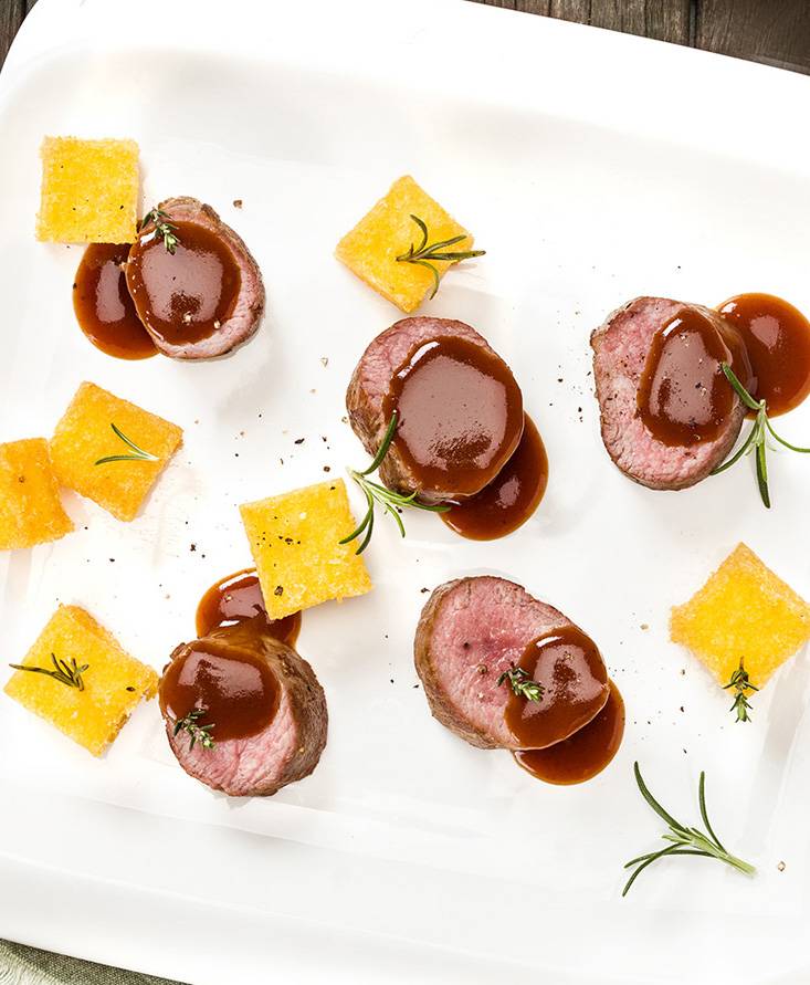 Lendenstück vom lamm, gebratene polenta und tomatenreduktion