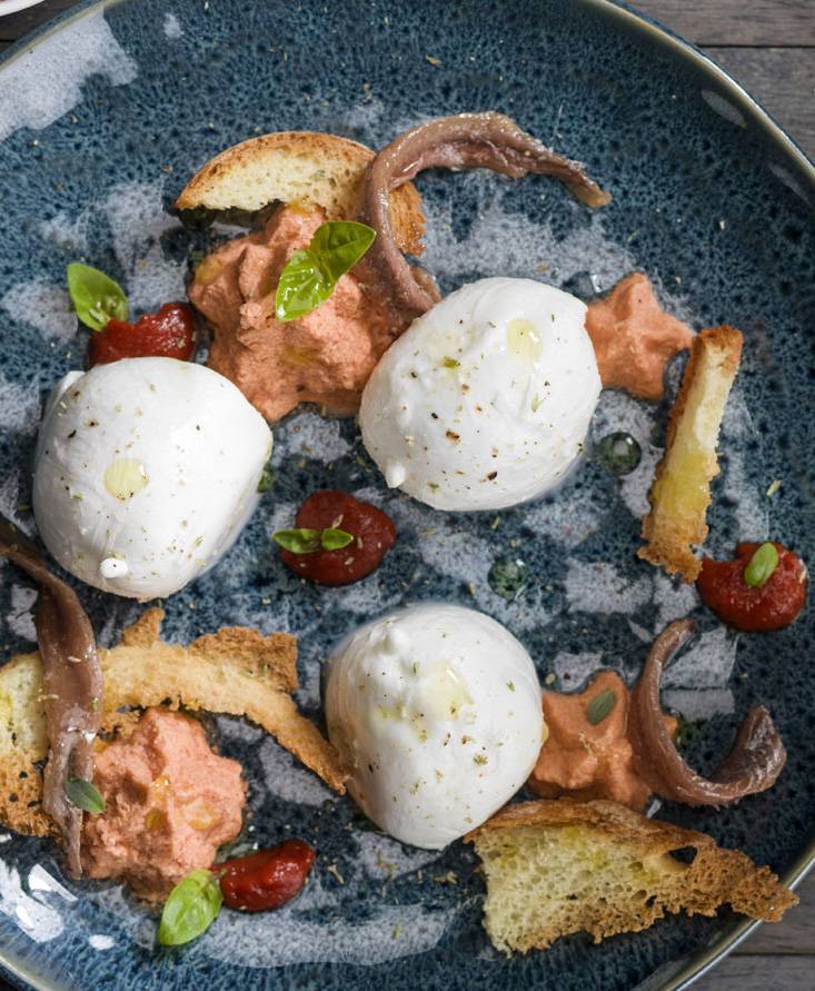 BÜFFELMOZZARELLA-KUGELN MIT TOMATEN-ESPUMA, SARDELLEN UND RÖSTBROT