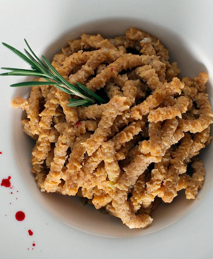 Passatelli-Nudeln aus Dinkelmehl (mit Tomaten und Basilikumsauce) mit Butterschmalz