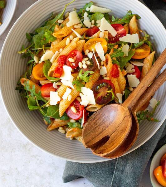 Nudelsalat mit Pesto Rosso, Rucola und Parmesan