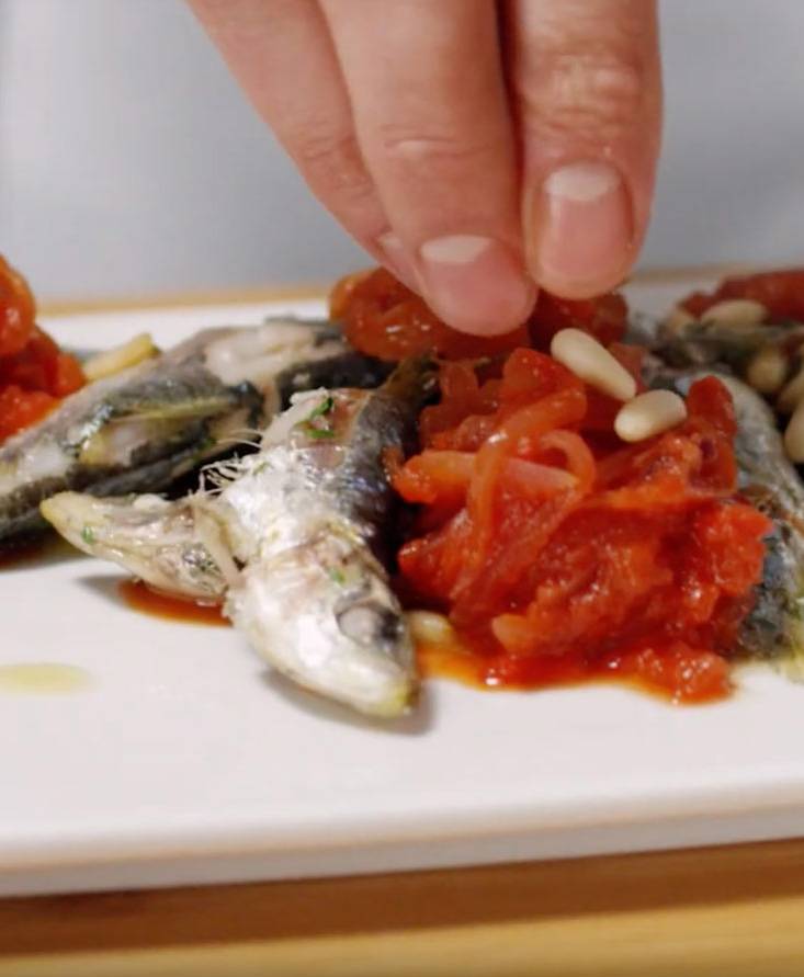 Sardinen mit Zwiebeln in Tomatensauce