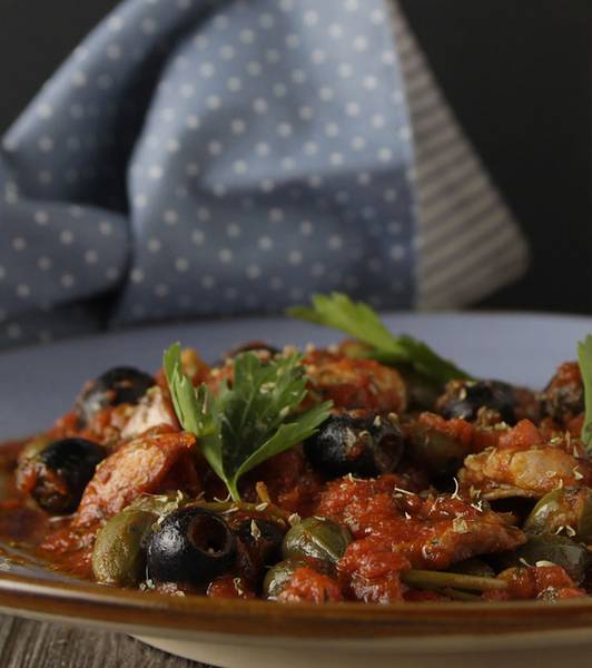 Schnitzel mit Tomatensauce und Oregano