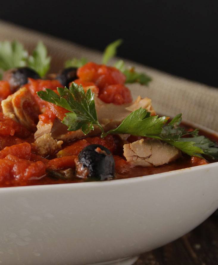 Sauce mit Kapern, Oliven und Thunfisch