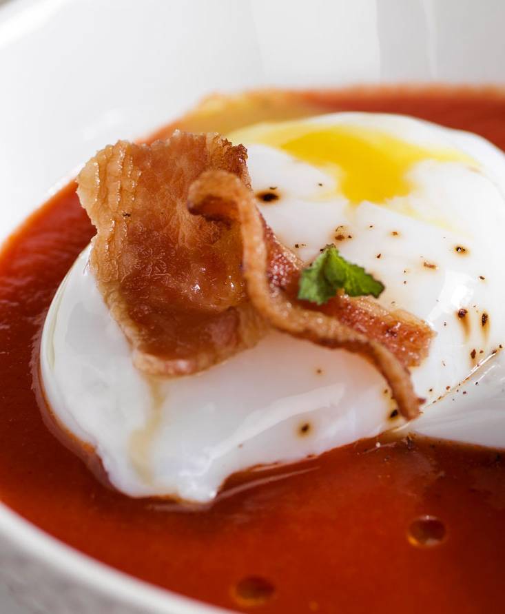 TOMATEN-CREMESUPPE MIT BEI NIEDRIGER TEMPERATUR GEKOCHTEM EI UND DURCHWACHSENEM SPECK