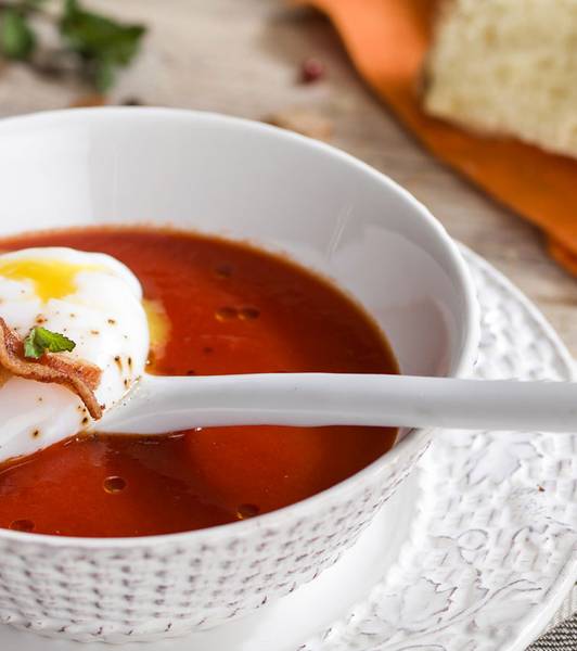 TOMATEN-CREMESUPPE MIT BEI NIEDRIGER TEMPERATUR GEKOCHTEM EI UND DURCHWACHSENEM SPECK