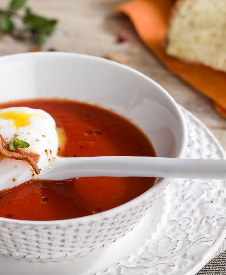 TOMATEN-CREMESUPPE MIT BEI NIEDRIGER TEMPERATUR GEKOCHTEM EI UND DURCHWACHSENEM SPECK